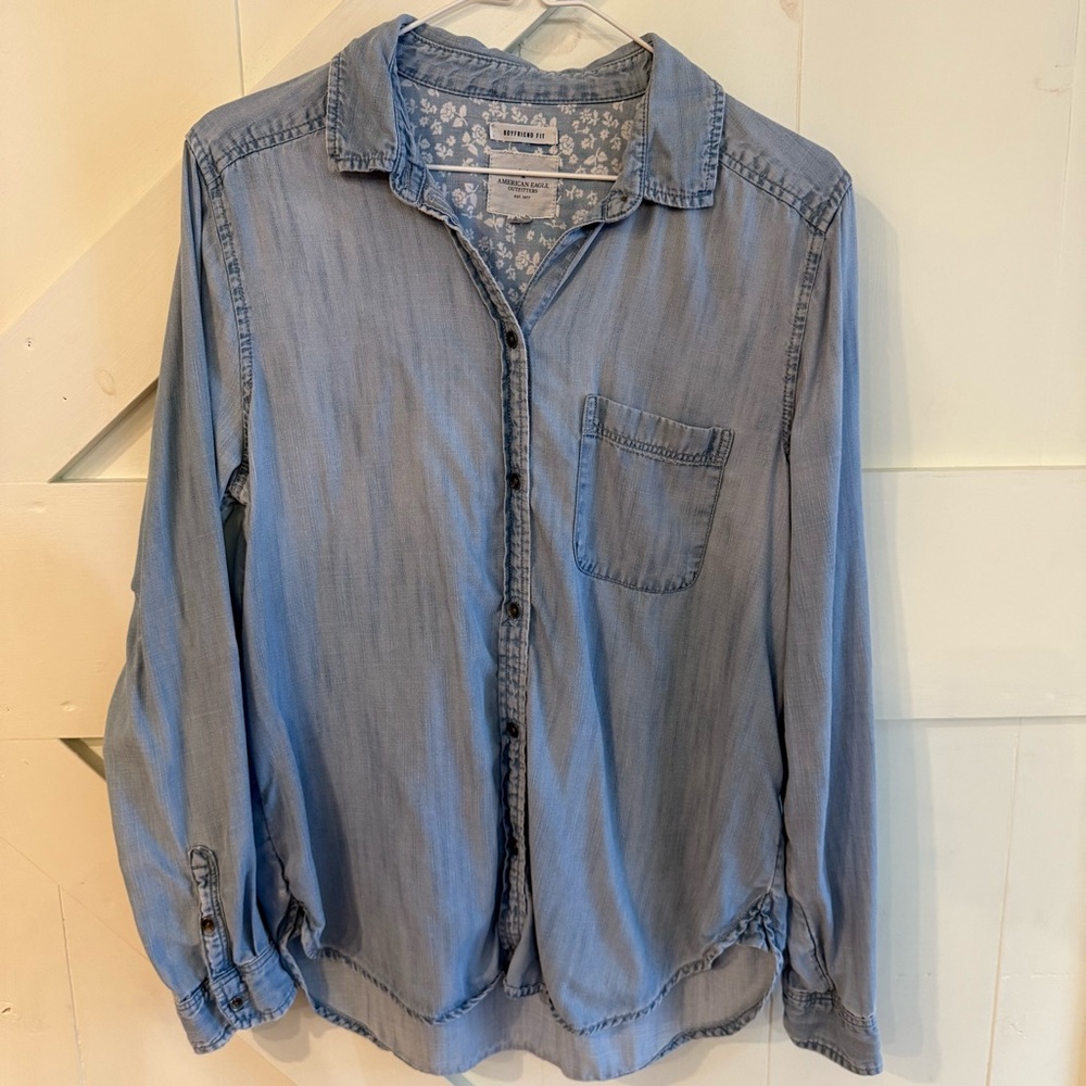 American Eagle Women’s Chambray Boyfriend Fit Button Up Long Sleeve Shirt Medium